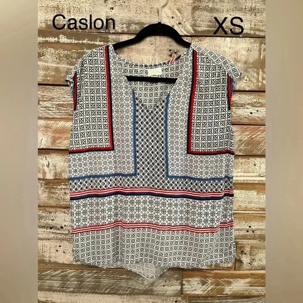 Caslon Blouse Womens XS White Blue Red Excellent Geometric Modal Cap Sleeve Top‎